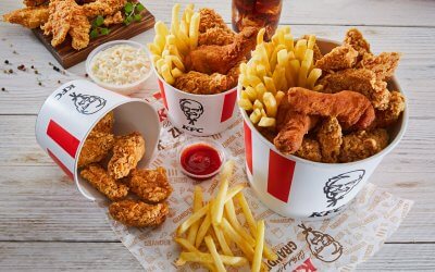 Hogyan kapcsolódik a KFC finom sült csirkéje Harland Sanders igaz történetéhez?